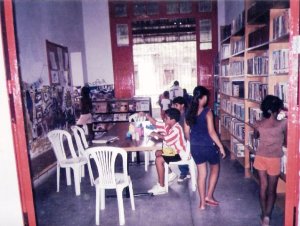 2000 - Biblioteca recebendo moradores da comunidade após inauguração, Peixinhos, Recife, Pernambuco, Brasil.